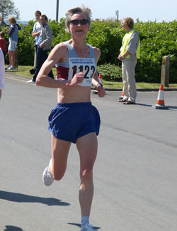 Jane Goerghiou running in the 2005 Bognor 10K