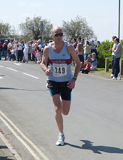 Stuart Morgan running in the 2005 Bognor 10K