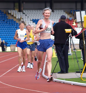 Jane Georghiou running in the 10000m at the 2007 British Masters Track and Field Championships