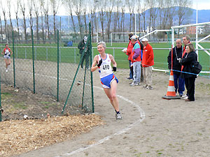 Jane Georghiou running in the cross country at the 2008 World Masters Athletics Championships