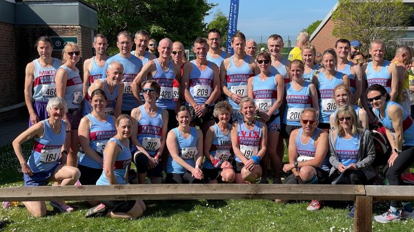 Farnham Runners before the 2022 Alton 10