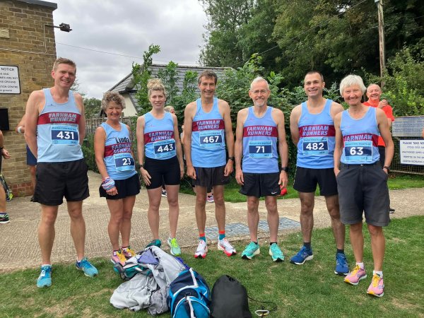 Farnham Runners group asssemble before the 2022 Overton 5