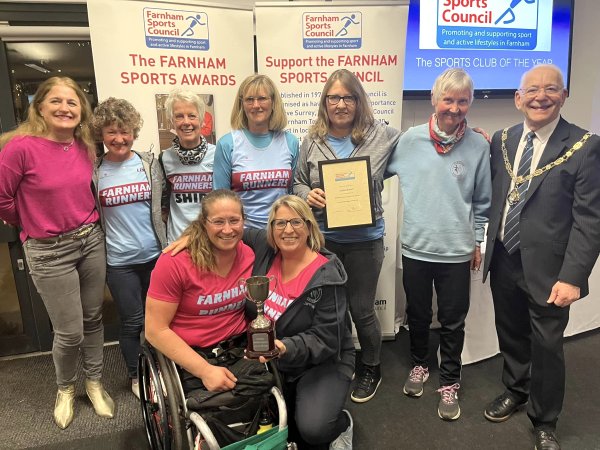 Members of Farnham Runners and the Mayor of Farnham with the 2023 Farnham Sports Awards Club of the Year trophy and certificate
