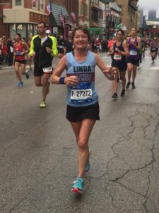 Linda Tyler running in the 2018 Chicago Marathon