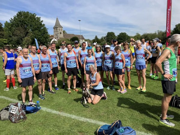 Farnham Runners group before the 2023 HRRL Overton 5