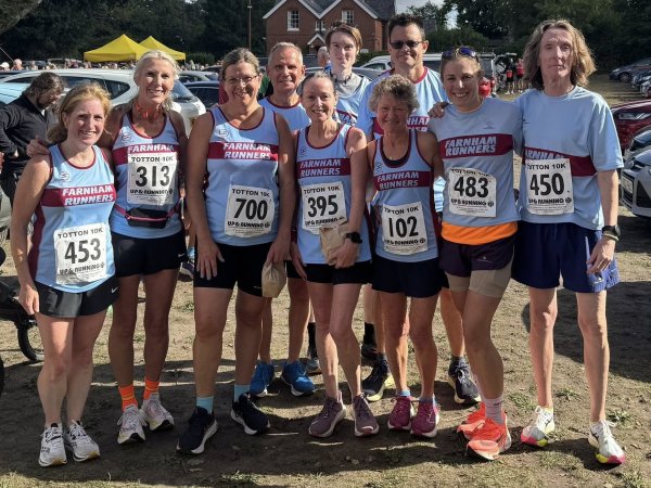 Farnham Runners group before the start of the 2025 HRRL Totton 10km